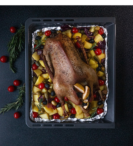 Гусь, фаршированный яблоками и черносливом